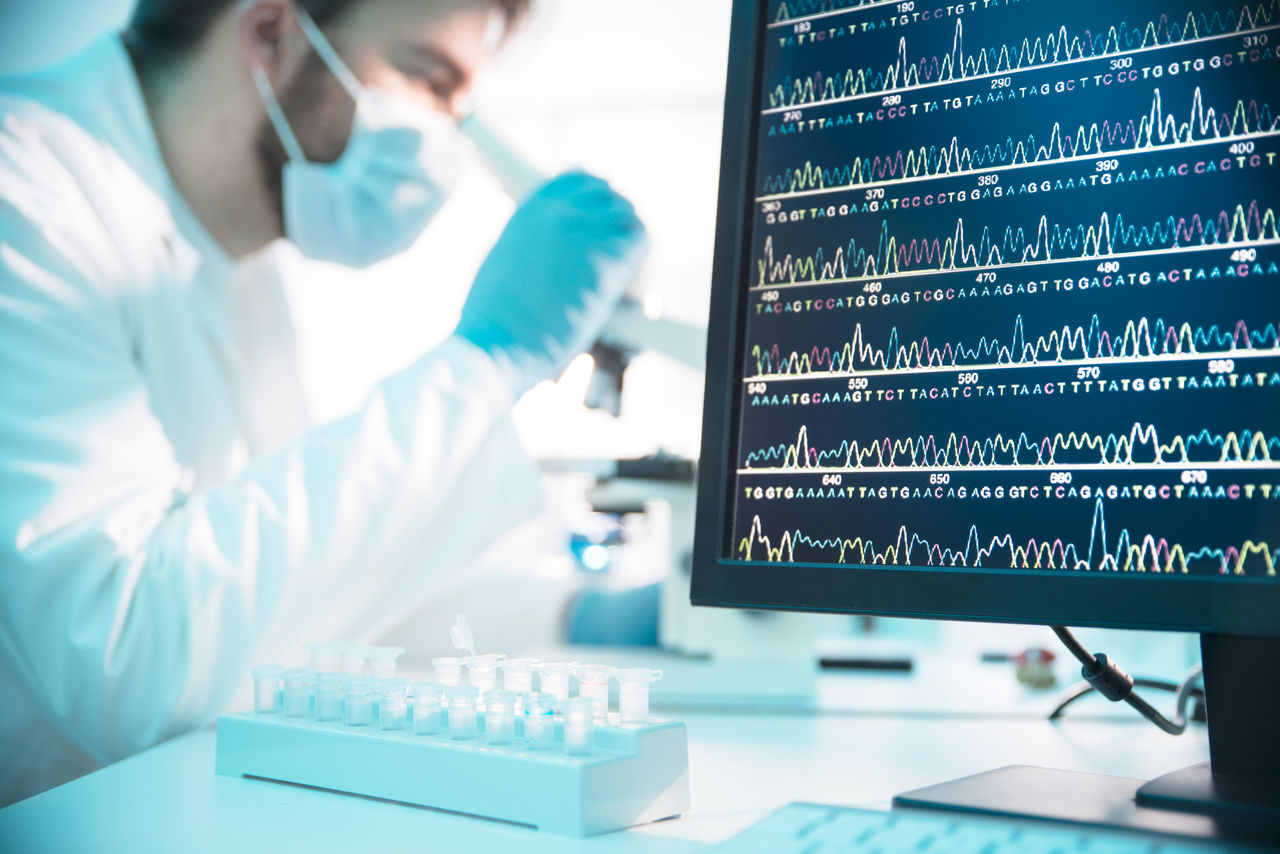 Scientist using DECODR on laptop in lab.